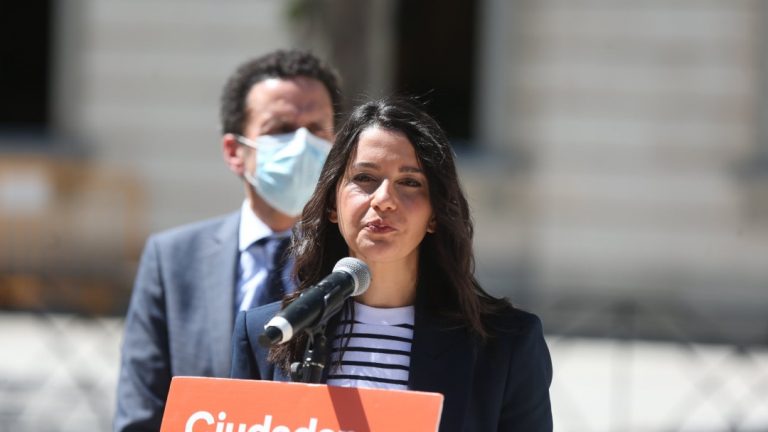 Arrimadas pide a Casado una moción de censura contra Sánchez