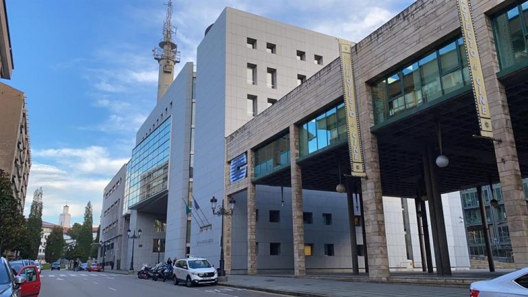 Una mujer se enfrenta a 12 años de prisión por apuñalar al padre de su hijo a la salida del colegio