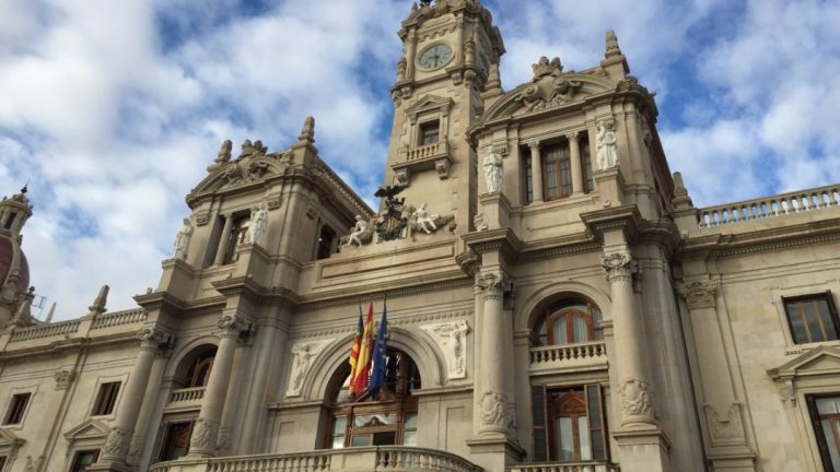 Denuncian botellones «multitudinarios» en la plaza Honduras de Valencia