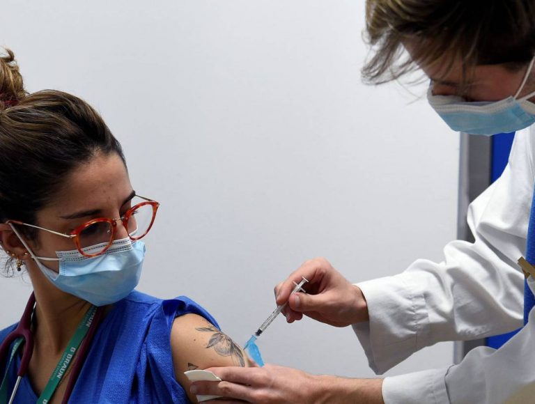 El 36,72% de los canarios ya tiene la pauta completa de la vacuna