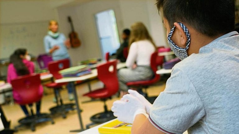 Bajan a 318 los casos activos de Covid en centros educativos de Galicia