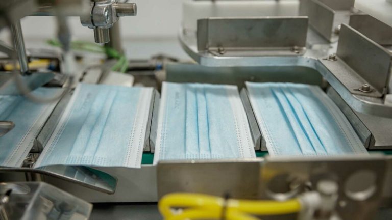 Empresas de EPI: El fin de las mascarillas en exteriores acabará con muchas «empresas oportunistas»