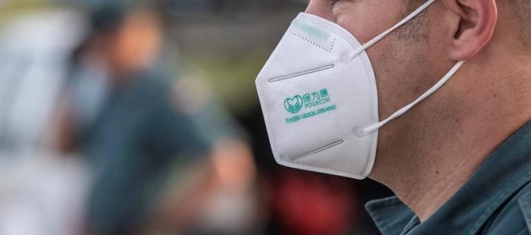 Andalucía defiende seguir con la mascarilla como «arma esencial»