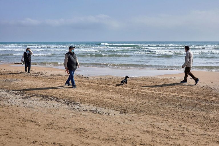 Galicia no descarta que «en unas semanas» se elimine la mascarilla en exteriores