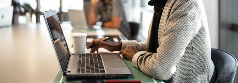 Minsait reduce en un 60% el tiempo de implantación de servicios en «workplace» de bancos