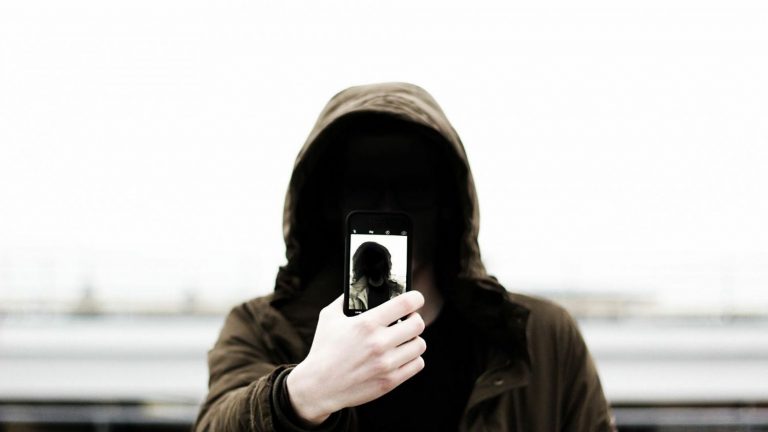 Así es Poparazzi, la red social ‘antiselfies’