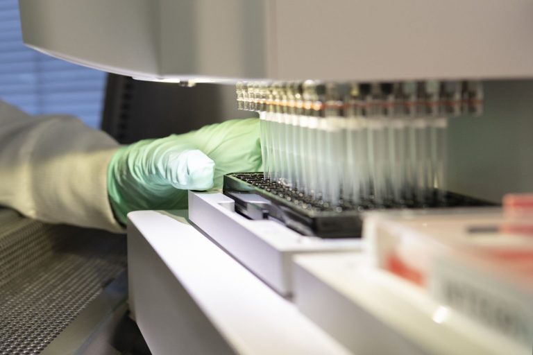 Investigadores españoles participan en los ensayos del primer tratamiento del Alzheimer aprobado en 2 décadas