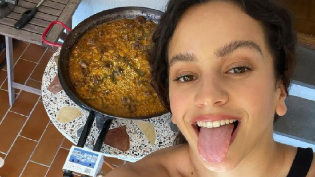 Nada Mejor Para Decorarla Que Colocar A Rosalía Al Lado.
