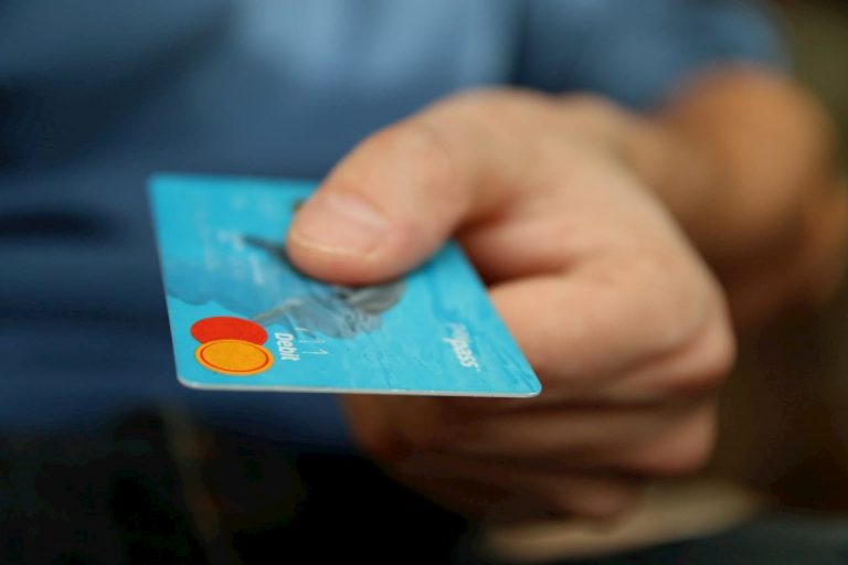 OCU reclama «medidas urgentes» para «atajar los problemas de acceso a servicios financieros»