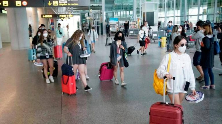 Dan positivo 49 de las 86 PCR realizadas a los pasajeros del vuelo Mallorca-Santiago