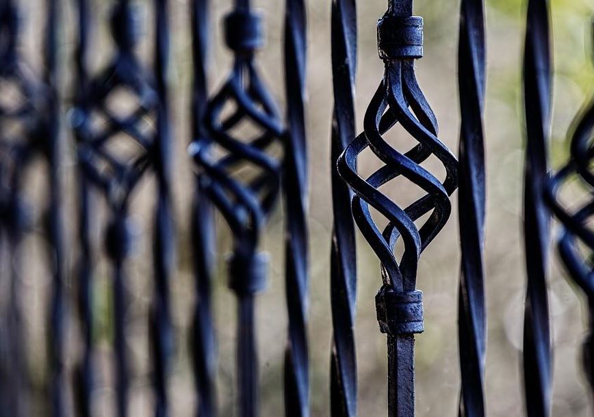 Proceso De Limpieza De Las Rejas De La Ventana