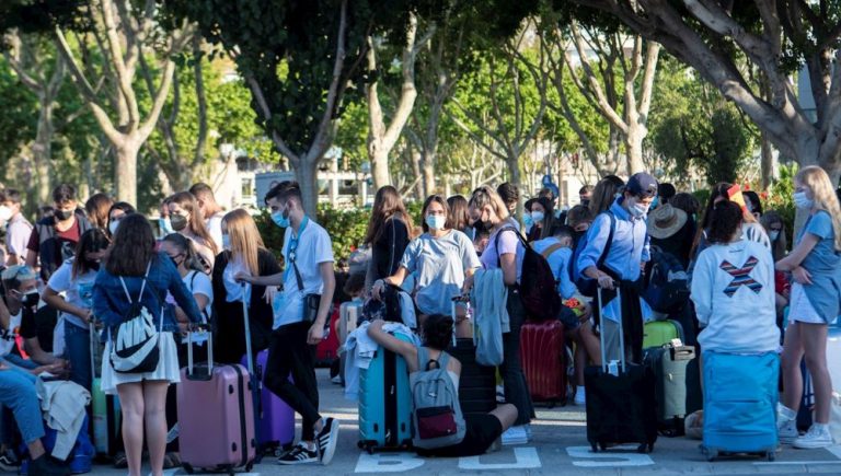 118 estudiantes del ‘macrobrote’ de Mallorca zarpan hacia Valencia en un dispositivo «burbuja»