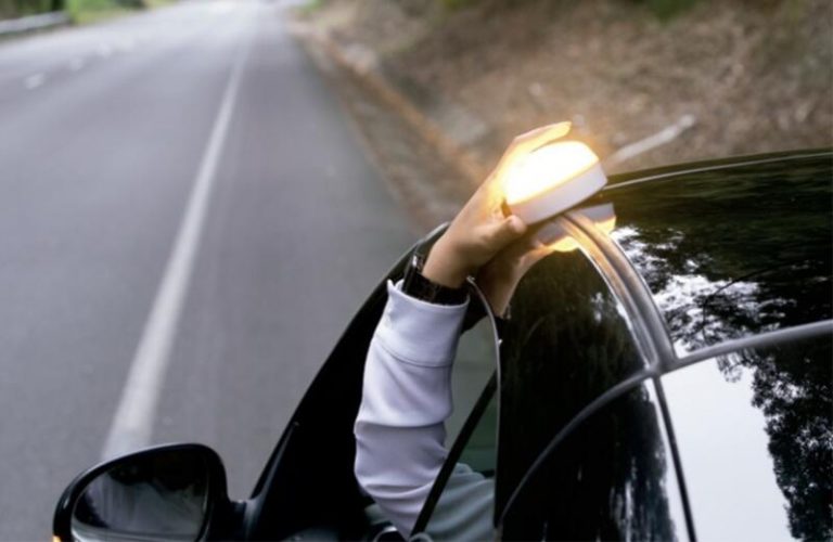 Ya en circulación la luz V-16 que sustituye a los triángulos del coche