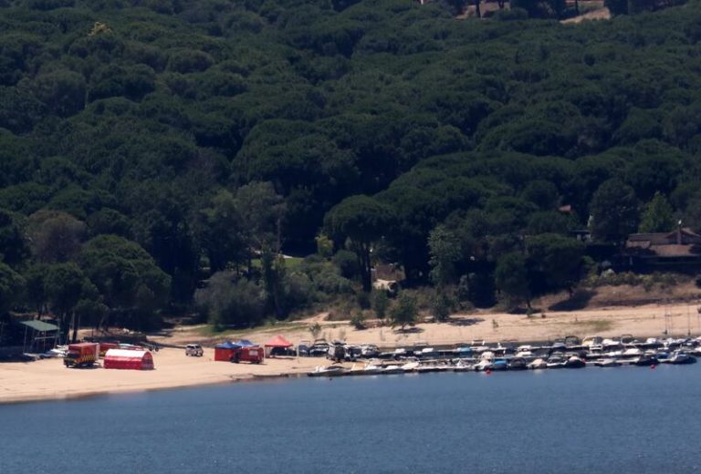 Los buzos de la Guardia Civil reanudan la búsqueda de la niña desaparecida en el pantano de San Juan