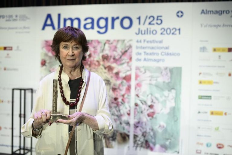 Julieta Serrano recoge emocionada el Premio Corral de Comedias