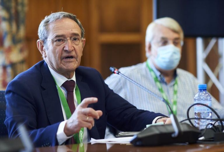 Francisco Marín defiende que «el derecho tiene que poner límites a la ciencia»