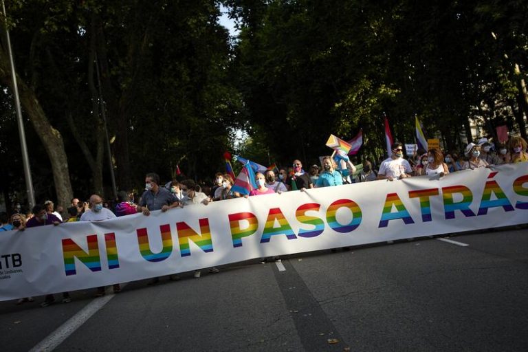Miles de personas se manifiestan en Madrid por el Orgullo con una marcada reivindicación por los derechos trans