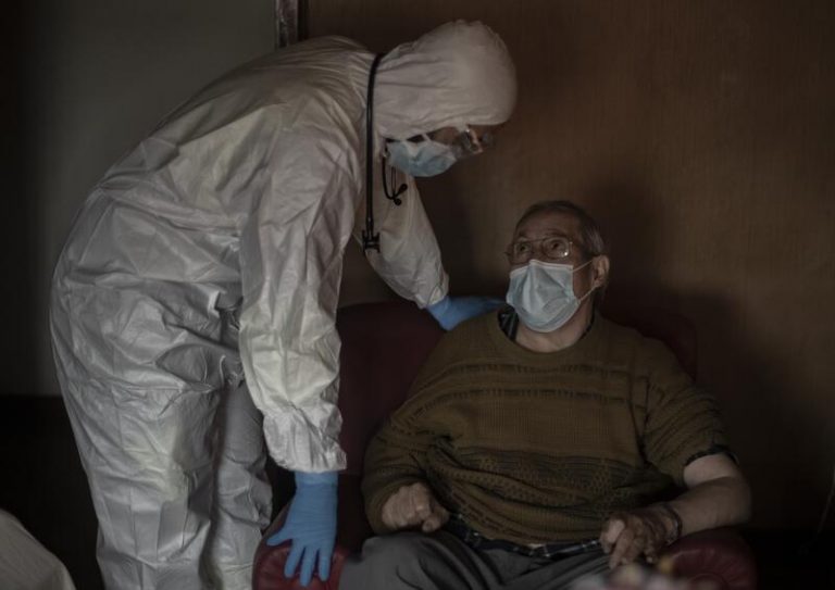 Andalucía baja a 459 hospitalizados, 54 menos en una semana, y los pacientes en UCI caen a 115, siete menos