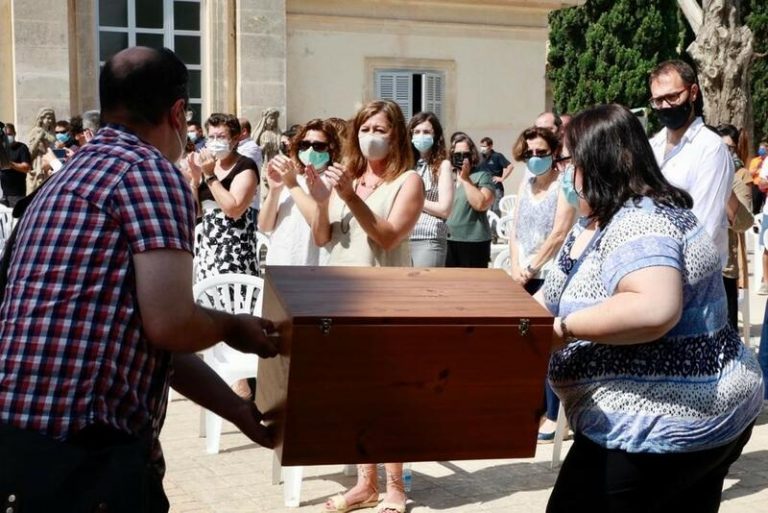 Armengol pide «perdón» a familias de víctimas del franquismo por «la tardanza de la democracia en la reparación»