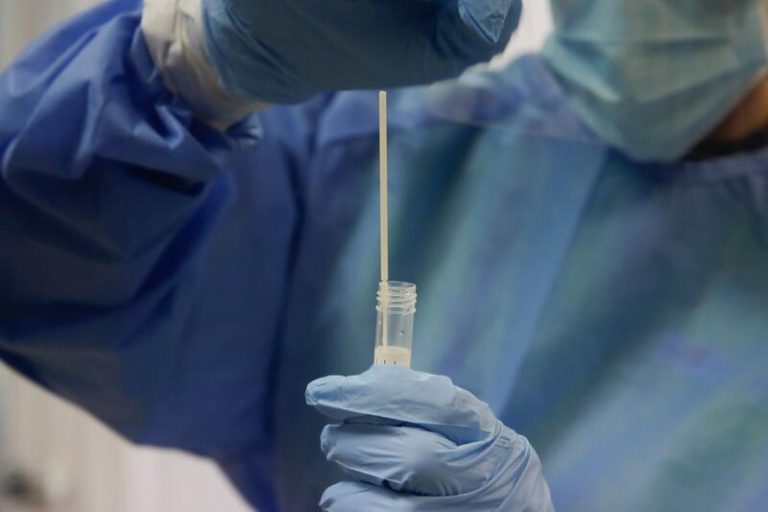 La incidencia en jóvenes duplica en Almería la tasa de contagio en población general