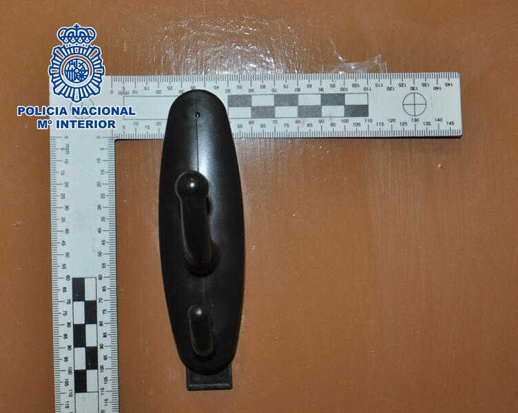 Detenido un mozo de cuadra de un centro hípico por grabar a mujeres en el baño