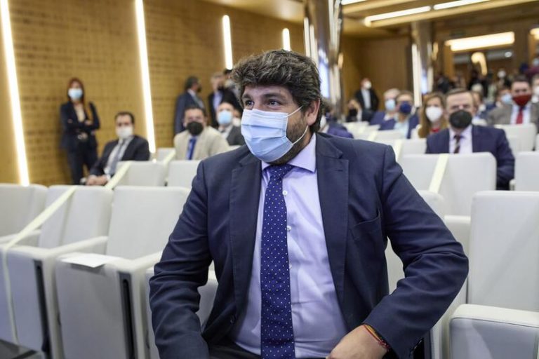 López Miras: «el toque de queda está encima de la mesa»