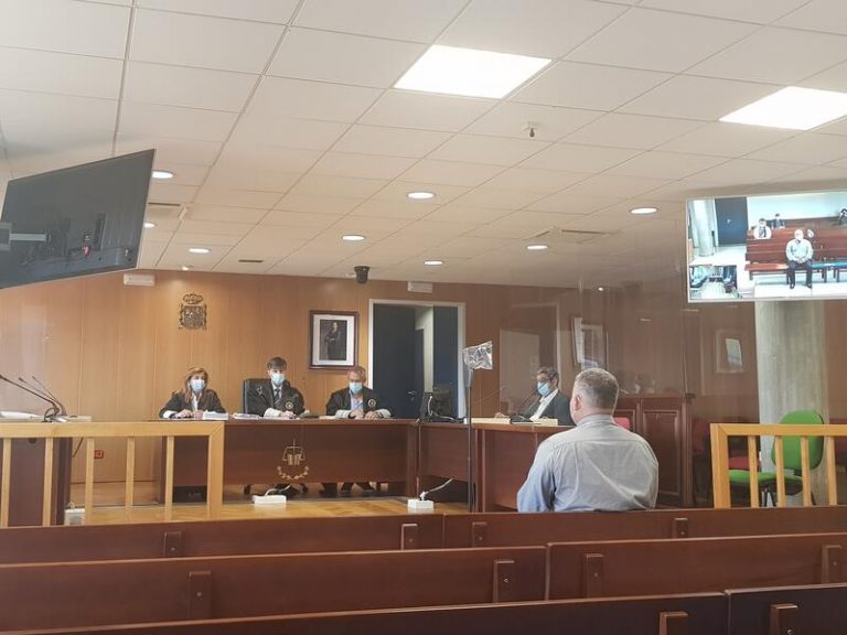 Dos años de prisión por besar en la boca a una niña de diez años con la que convivía en Vigo