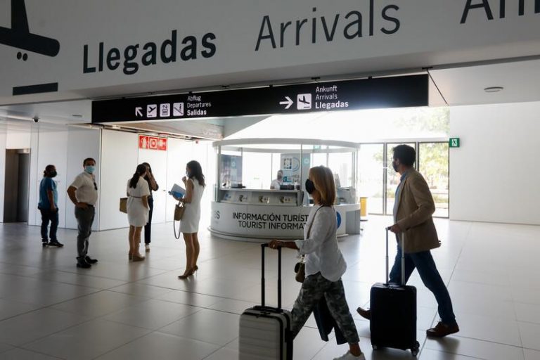 Los pasajeros defienden el uso de mascarillas en los aviones