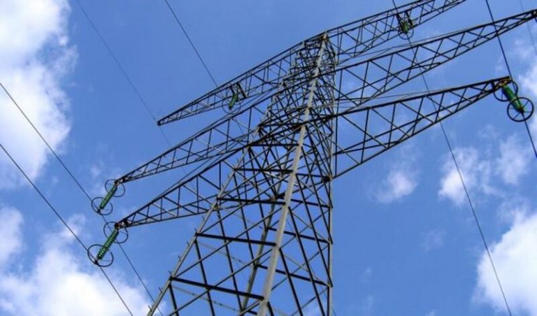 El precio de la luz da una tregua y cae un 5,5% este viernes