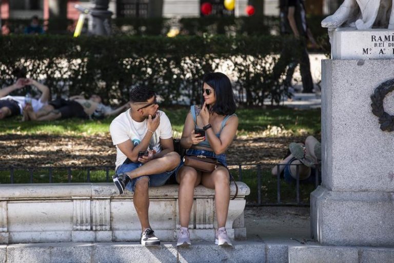 Madrid no considera «de momento» ni la vuelta a las mascarillas en el exterior ni toque de queda