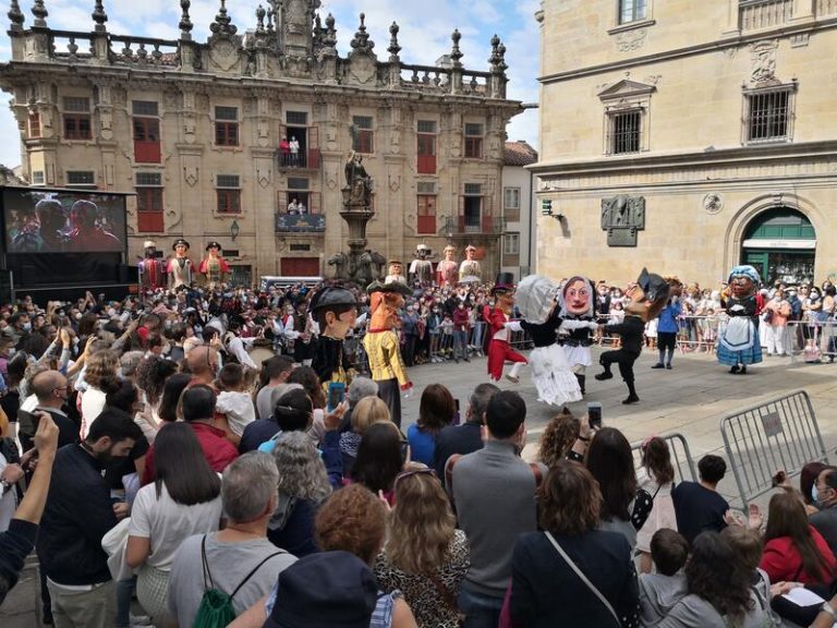 Santiago recupera la normalidad repleta de peregrinos y visitantes para celebrar el Año Santo entre mascarillas