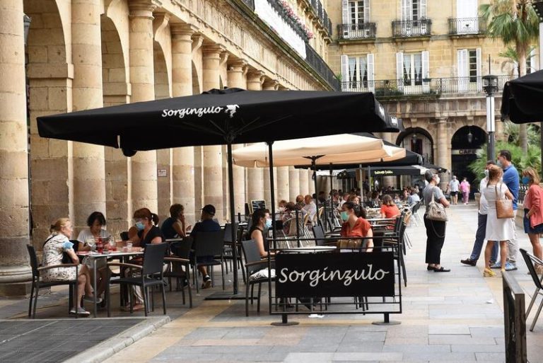 Euskadi afronta este lunes nuevas restricciones con la reducción al 35% del aforo máximo en locales e instalaciones
