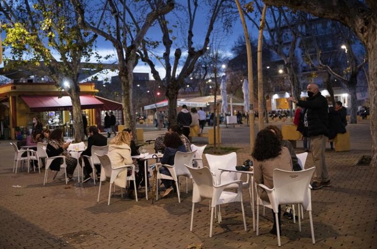 Andalucía cree que «debería unificarse» entre CCAA la decisión del pasaporte Covid en locales