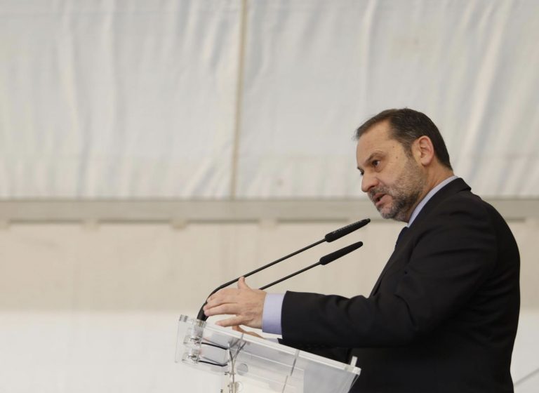 Ábalos dice que Podemos piensa en bajar precios del alquiler