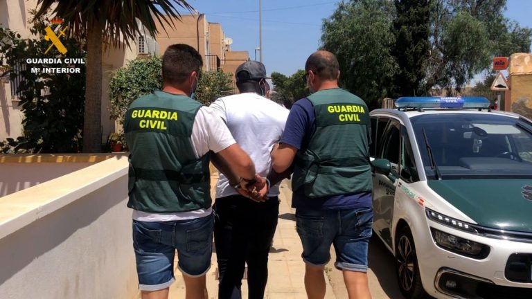 Administraciones y sociedad civil condenan el asesinato machista en Roquetas de Mar