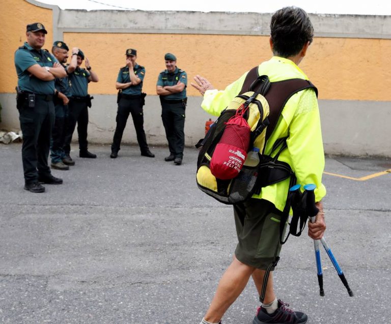 Agentes de la Guardia Civil patrullan para velar por un «buen camino» para los peregrinos