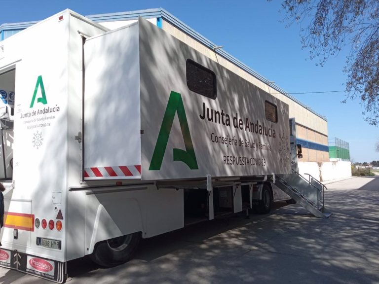 Ascienden a 364 los contagios en brotes de viajes y fiestas en Andalucía