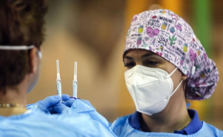 Andalucía suma 2.144 casos, una muerte y sube su tasa once puntos hasta 192