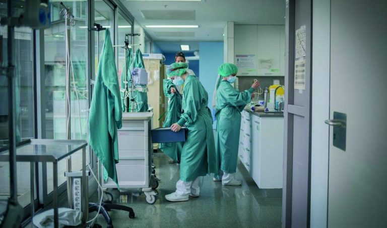 Andalucía suma 1.806 casos, cuatro fallecidos y sitúa su tasa por encima de 200