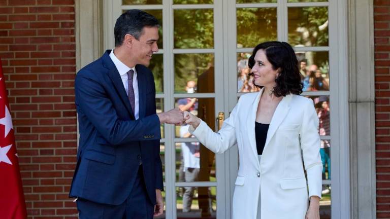 Ayuso insta a Sánchez a elegir entre su futuro o el de España