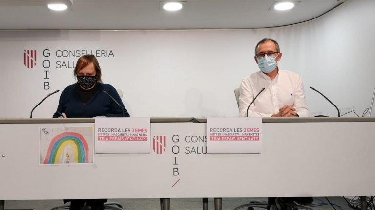 Baleares está en situación «crítica» tras los brotes pero evita hablar de «nueva ola»