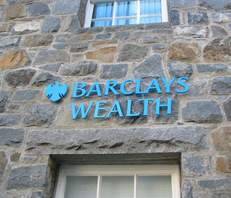 Barclays: Santander y BBVA «están a la vanguardia» en inversión ESG en España