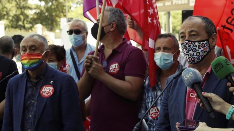 CCOO y UGT avisan a Sánchez de que «endurecerán» el diálogo social si no sube el SMI