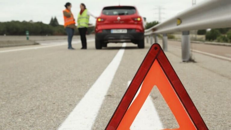 Cómo actuar si el coche te deja tirado en la carretera