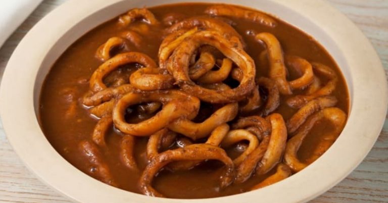 Calamares a la malagueña: el plato marinero que se come con cuchara