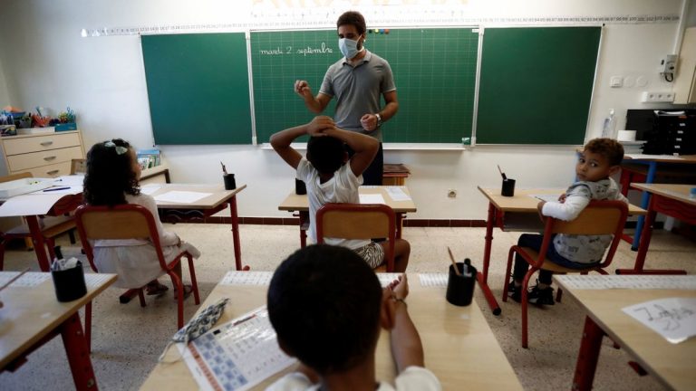 Cantabria anuncia un «incremento importante» del cupo COVID en inicio del curso