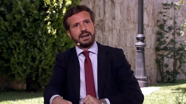 Casado pide a Díaz centrarse en «lo esencial» y no ocuparse de «cosas ridículas»