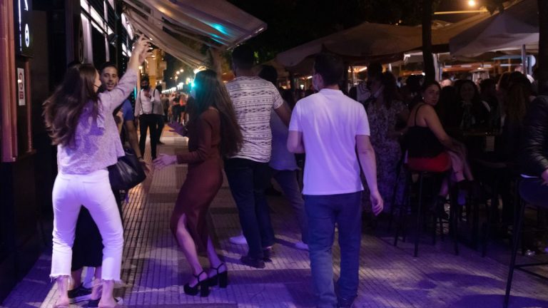 Castilla y Léon cierra el ocio nocturno a las 2, con limitación de aforos