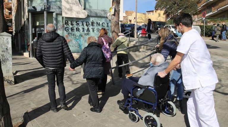 Cataluña limita las salidas de residencias a tres días o más