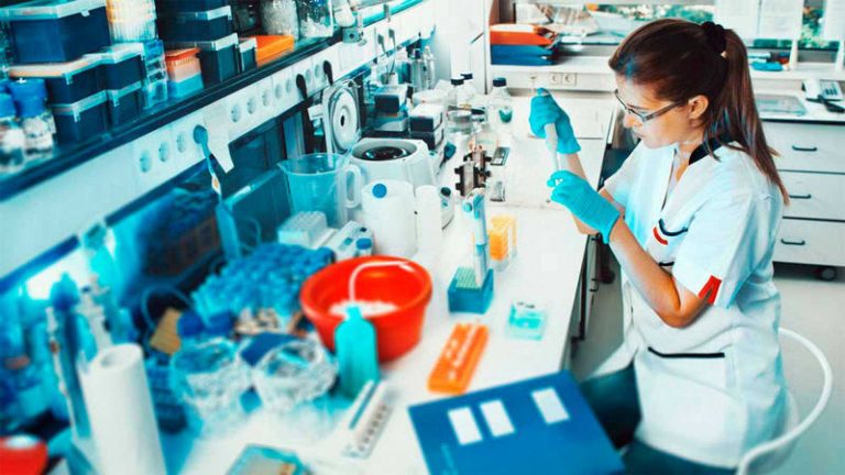 Científicos denuncian que algunas universidades están ofreciendo becas a jóvenes doctores en lugar de contratos